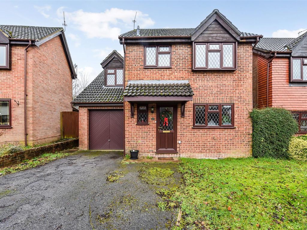 4 bed detached house for sale in Loveridge Close, Andover SP10, £