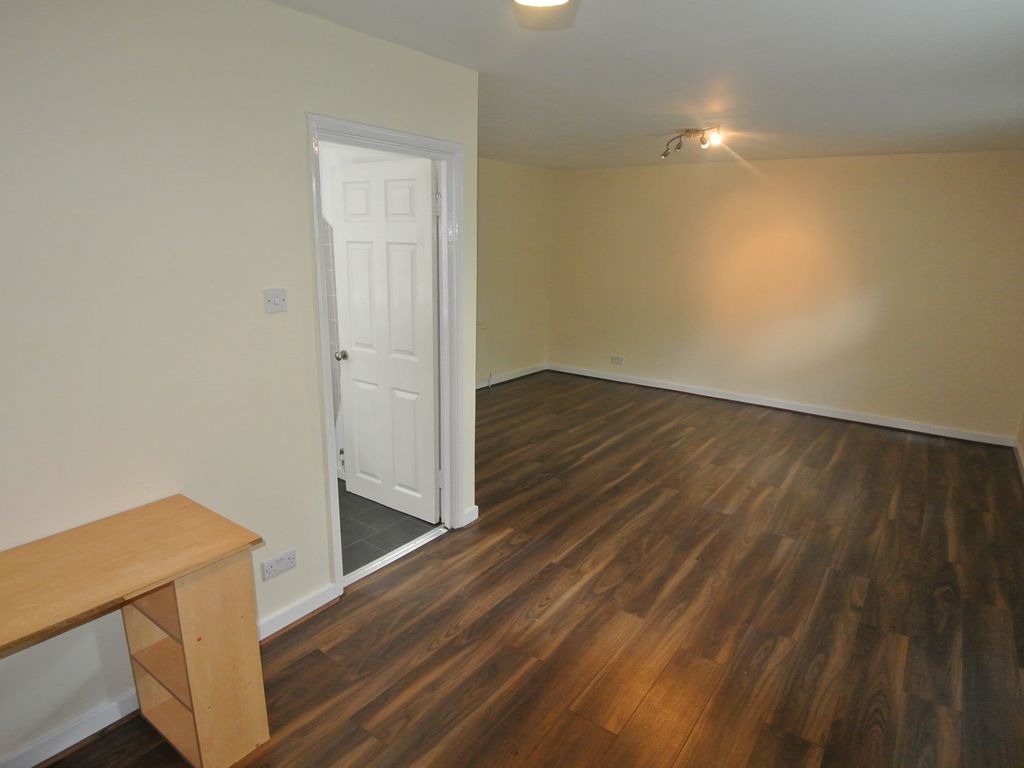 Studio to rent in Catford Broadway, London SE6, £1,050 pcm Zoopla