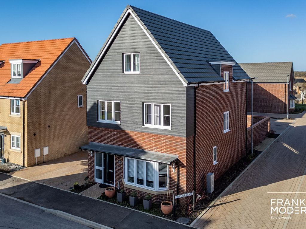 4 bed detached house for sale in Four Chimneys Crescent, Hampton