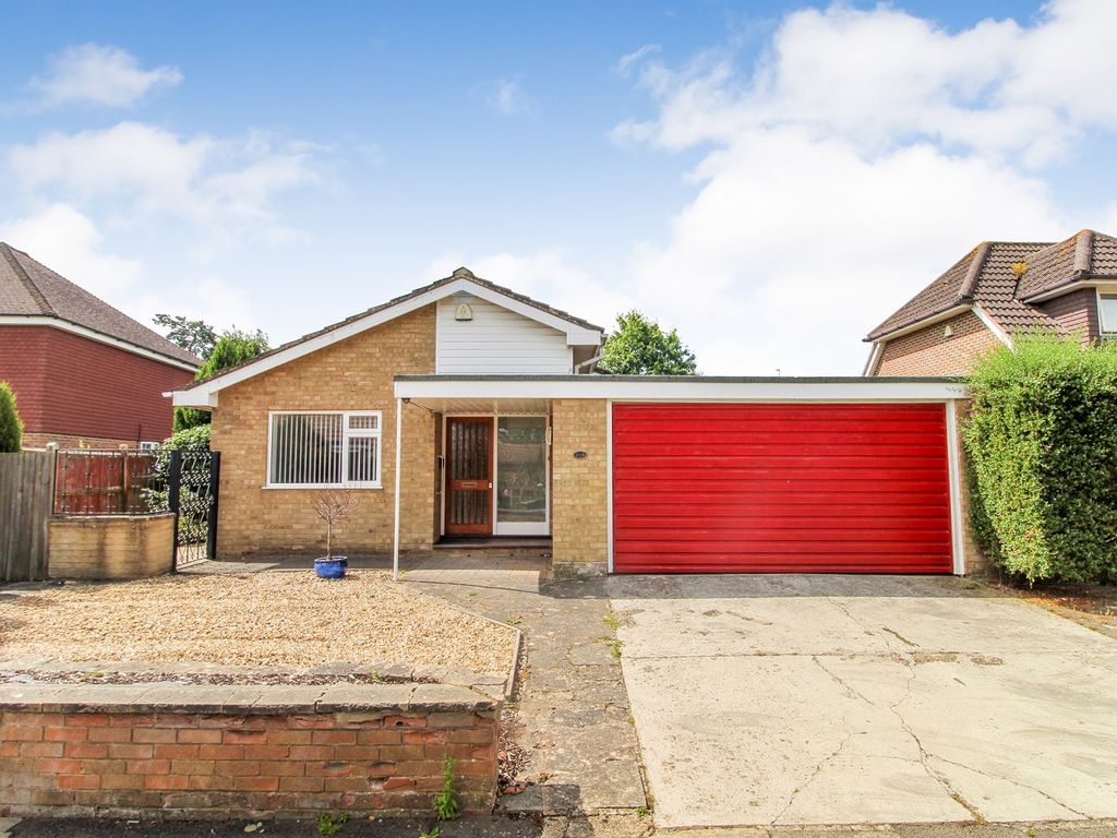 3 bed detached bungalow for sale in Stonefield Close, Crawley, West