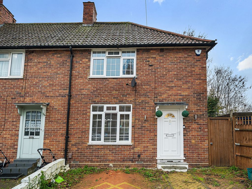 3 bed end terrace house for sale in Central Road, Morden SM4, £535,000