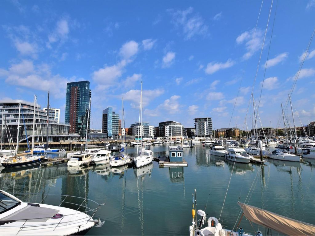 3 bed town house for sale in Atlantic Close, Ocean Village, Southampton