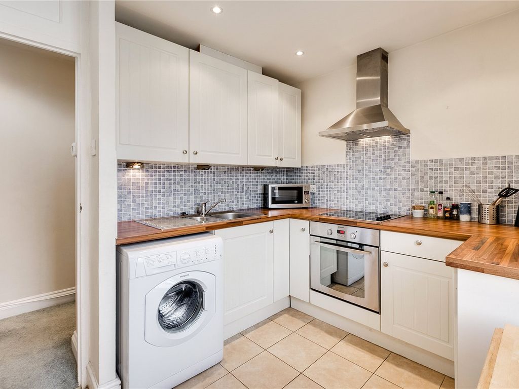 2 bed flat to rent in Shipley House, Albion Avenue, London SW8, £1,998