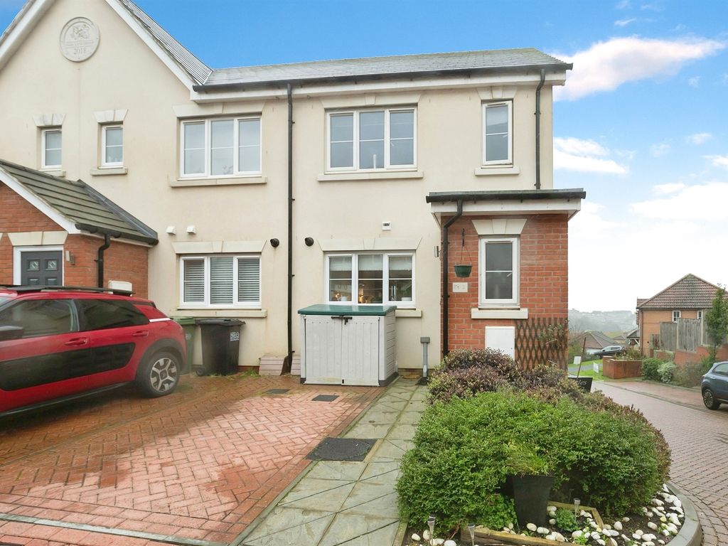 3 bed end terrace house for sale in Little Acres Way, Hastings TN35, £
