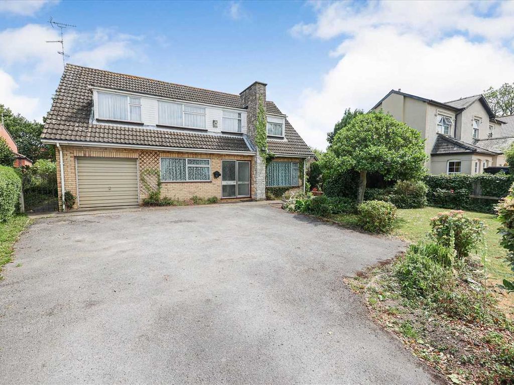 4 bed detached house for sale in Lincoln Road, Brant Broughton, Lincoln