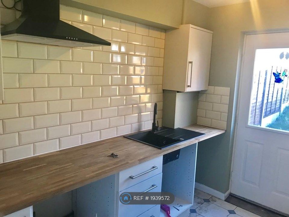 3 bed end terrace house to rent in Greenhaven Drive, London SE28, £