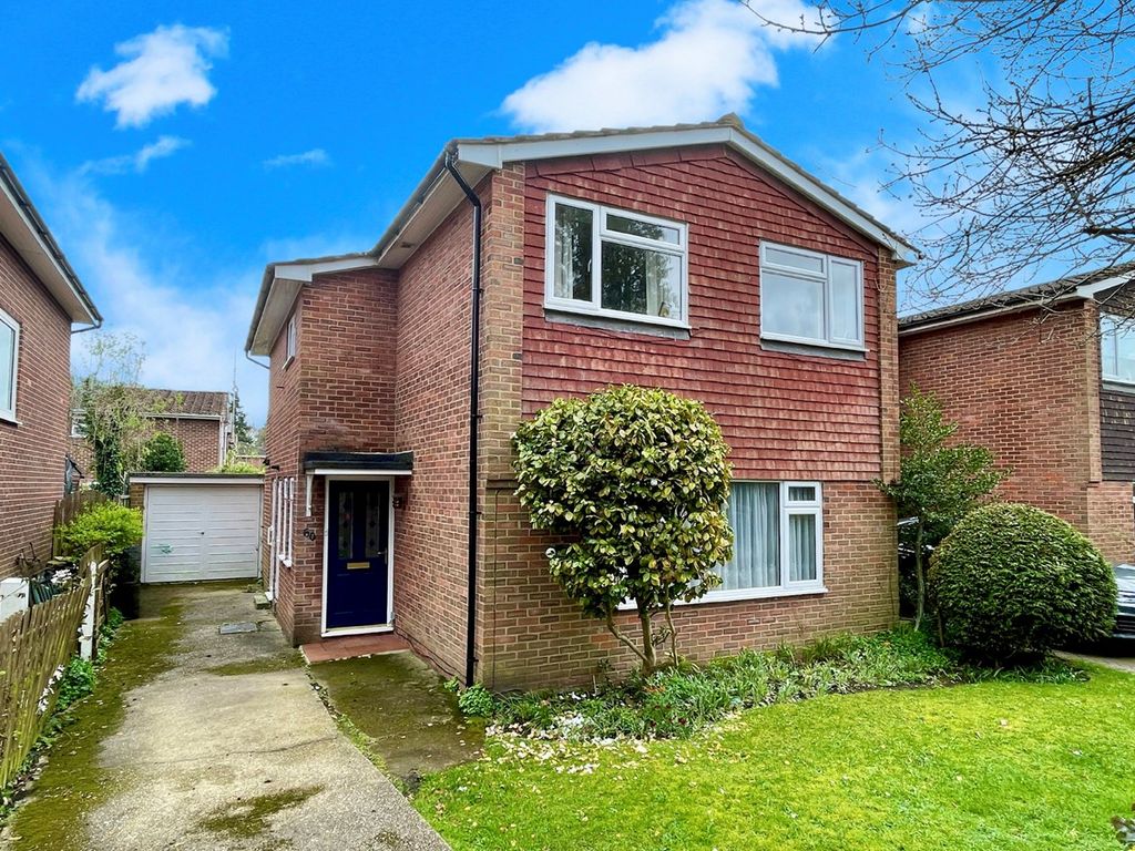 4 bed detached house for sale in Pondtail Road, Pondtail, Fleet GU51, £