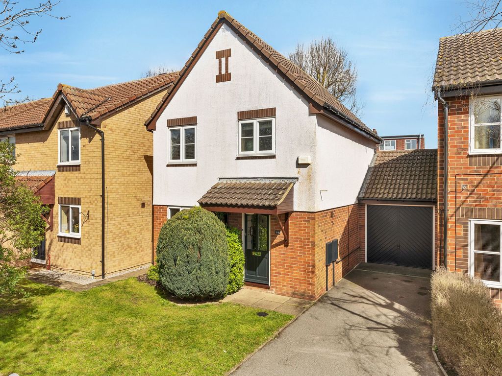 3 bed linkdetached house for sale in Armingford Crescent, Melbourn SG8