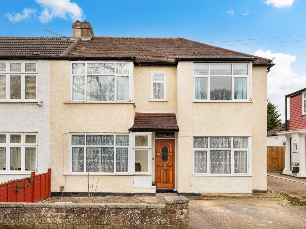 4 bed end terrace house for sale in Hamilton Avenue, Sutton SM3, £