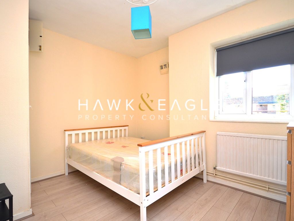 3 bed flat to rent in Azov House, Commodore Street, Stepney Green