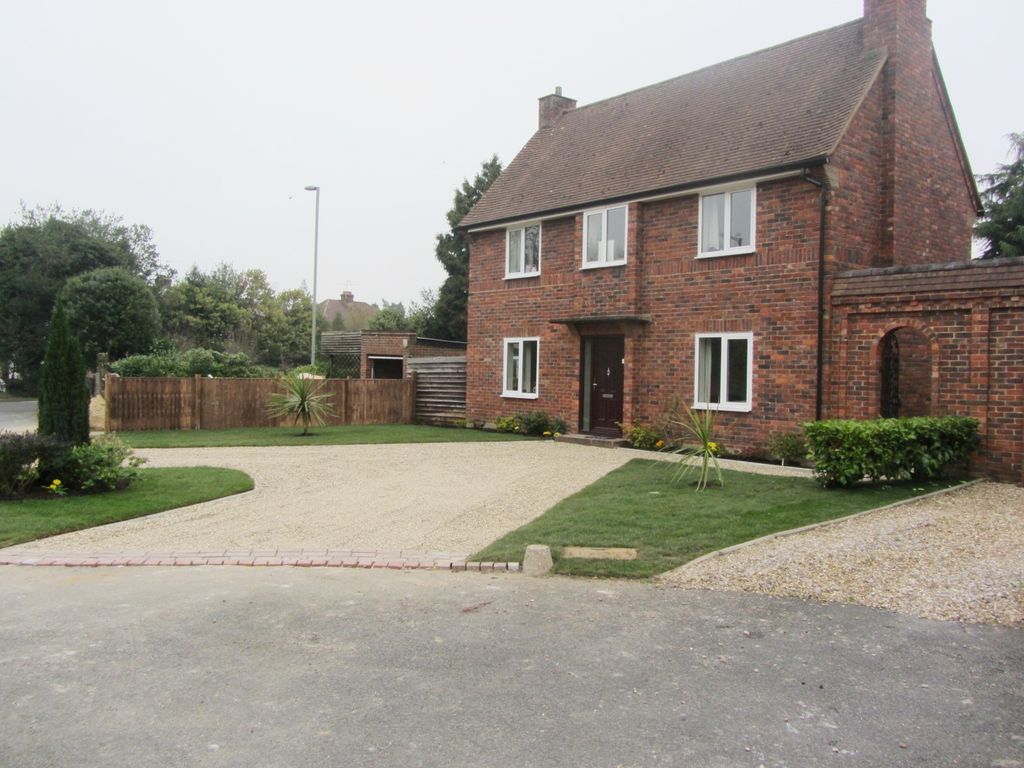 3 bed detached house to rent in Otter Close, Ottershaw, Chertsey KT16