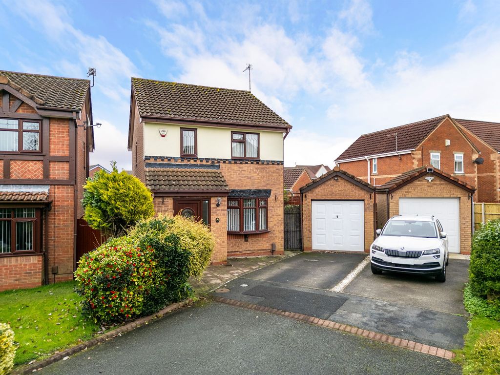 3 bed detached house for sale in Flander Close, Widnes WA8, £230,000