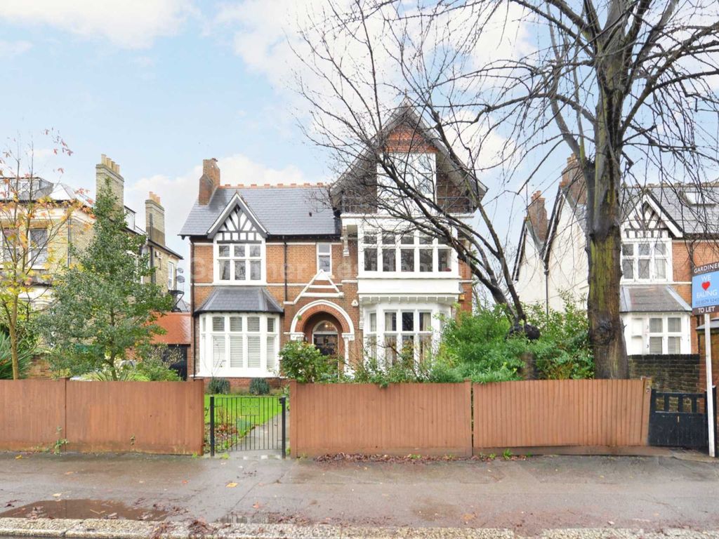 North Common Road Ealing London W5