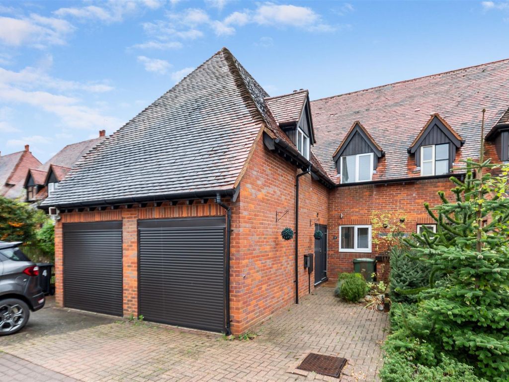 3 bed terraced house for sale in Eynsham Court, Woolstone, Milton