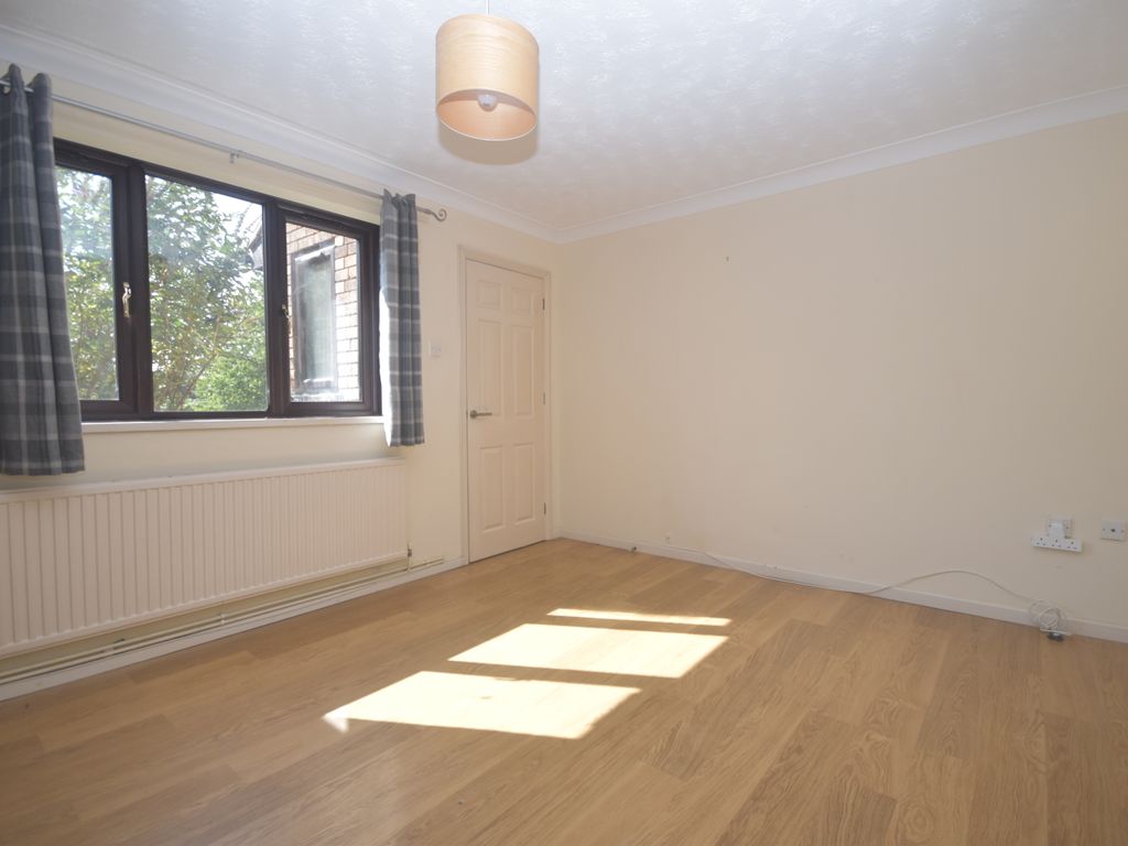 2 bed flat to rent in Close, Thorpe St. Andrew, Norwich NR7