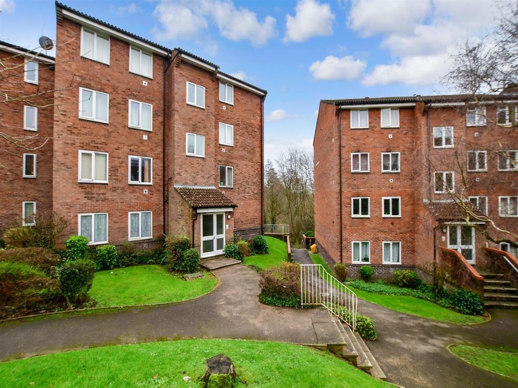 1 bed flat to rent in St. Leonards Park, East Grinstead RH19, £900 pcm
