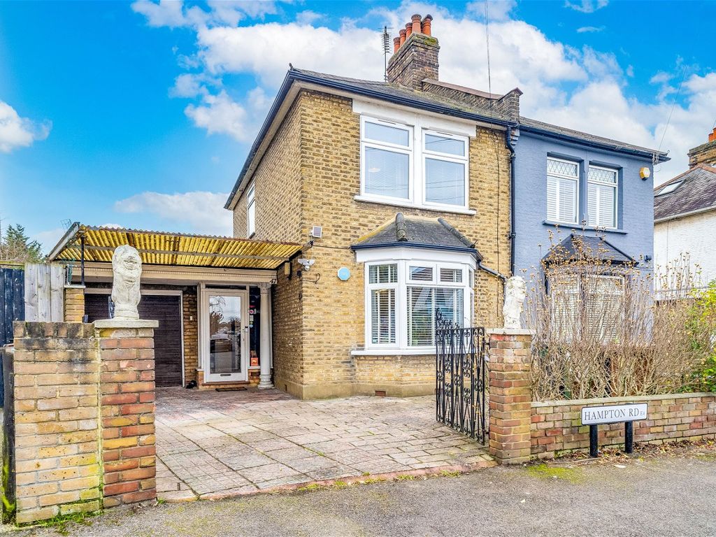 3 bed semidetached house for sale in Hampton Road, London E4, £600,000