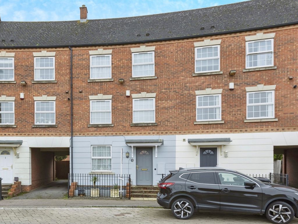 4 bed town house for sale in Hamilton Circle, Hamilton, Leicester LE5