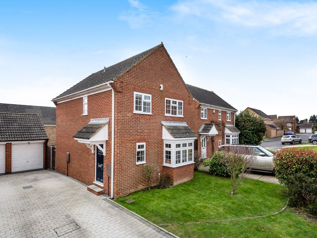 4 bed linkdetached house for sale in Dawson Drive, Hextable, Swanley