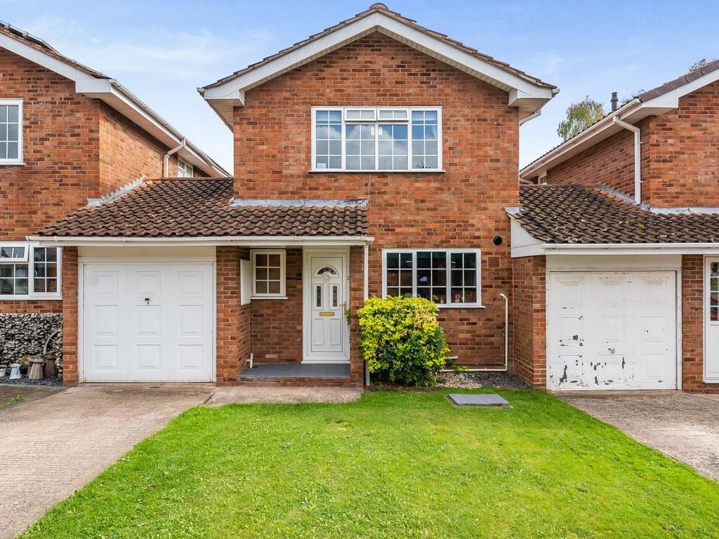 3 bed linkdetached house for sale in Kempton Avenue, Hereford HR4, £