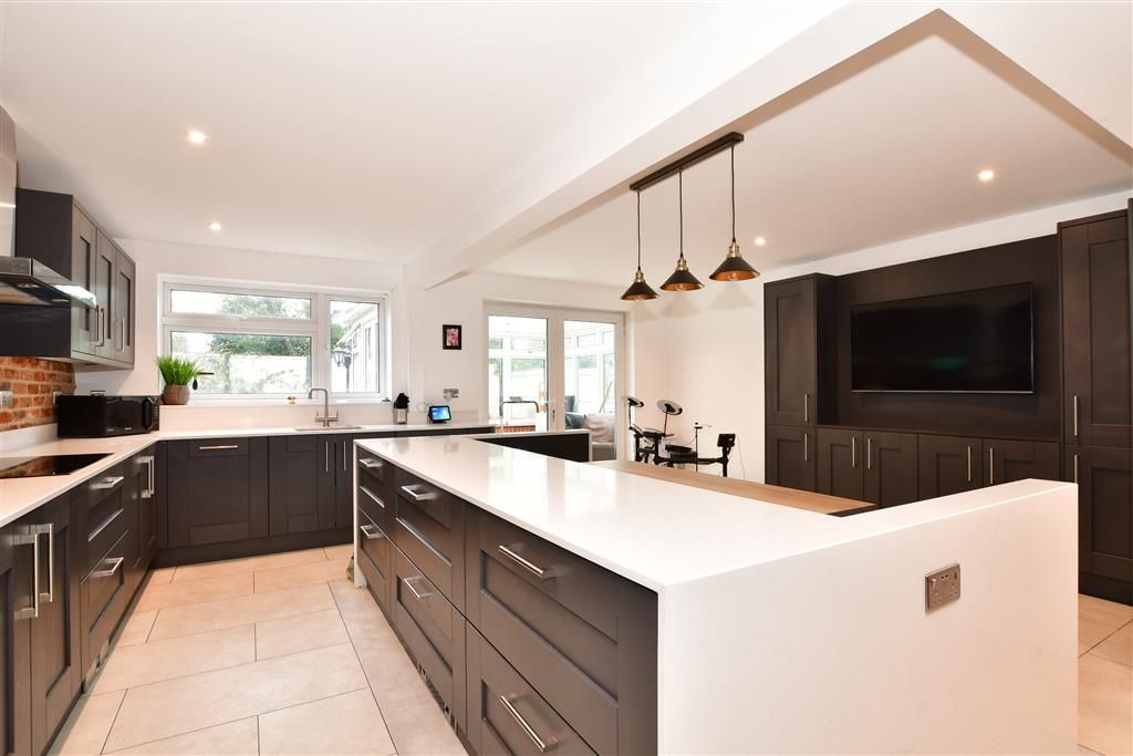 3 bed link detached house for sale in Carisbrooke Road, Strood