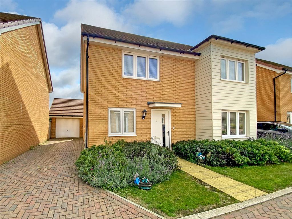 4 bed detached house for sale in Banks Gardens, Wick, Littlehampton