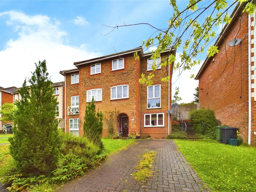 4 bed semidetached house to rent in Coltsfoot Close, Burghfield Common