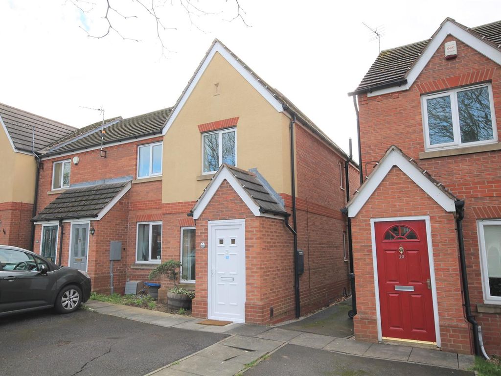 2 bed town house to rent in Haycroft Gardens, Mastin Moor, Chesterfield