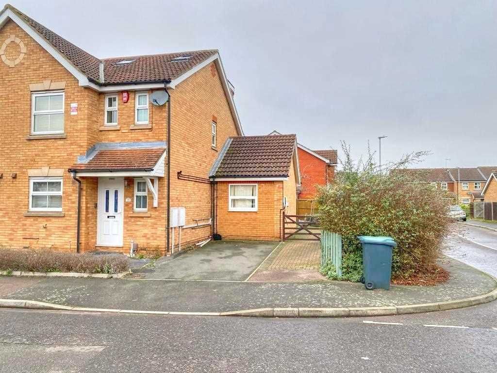 4 bed semidetached house to rent in Villiers Close, Leagrave, Luton
