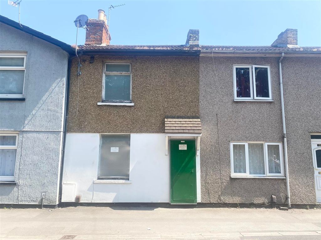 3 bed terraced house for sale in Westcott Place, Swindon SN1, £165,000