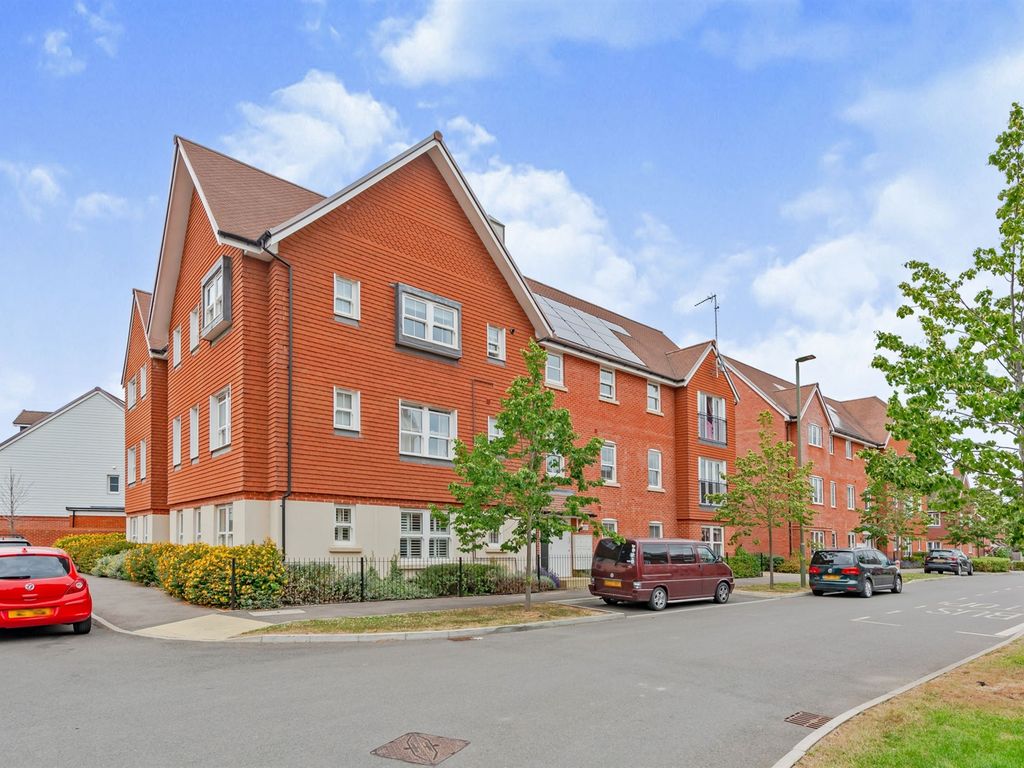 2 bed flat for sale in ber Street, Horley RH6, £285,000 Zoopla