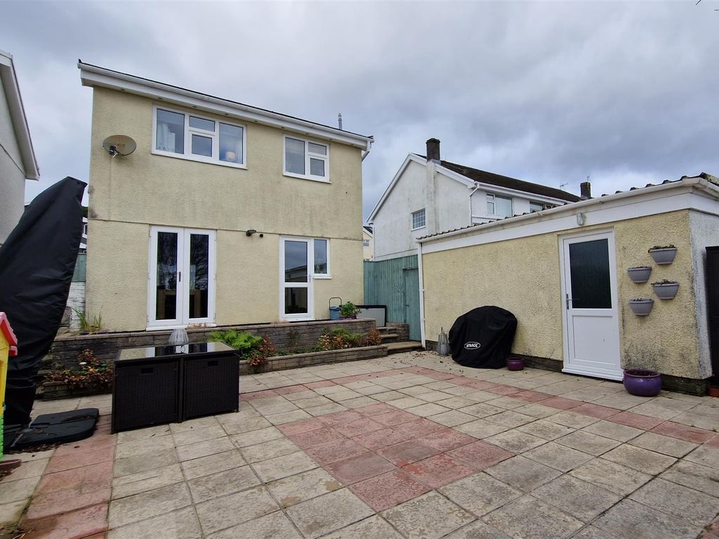 3 bed detached house for sale in Erw Non, Llannon, Llanelli SA14, £