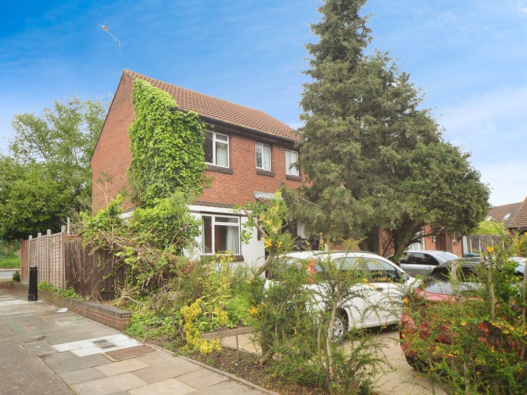 3 bed detached house for sale in Hoveton Road, London SE28, £429,000 Zoopla