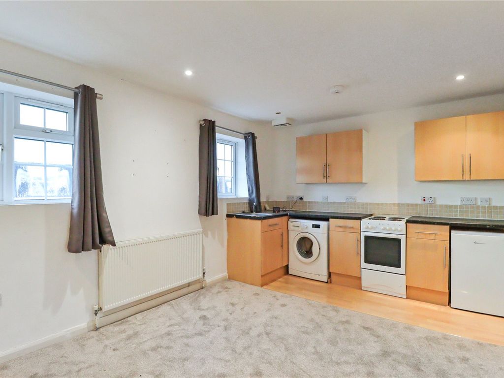 1 bed flat to rent in Church Walk, Burgess Hill, West Sussex RH15, £800