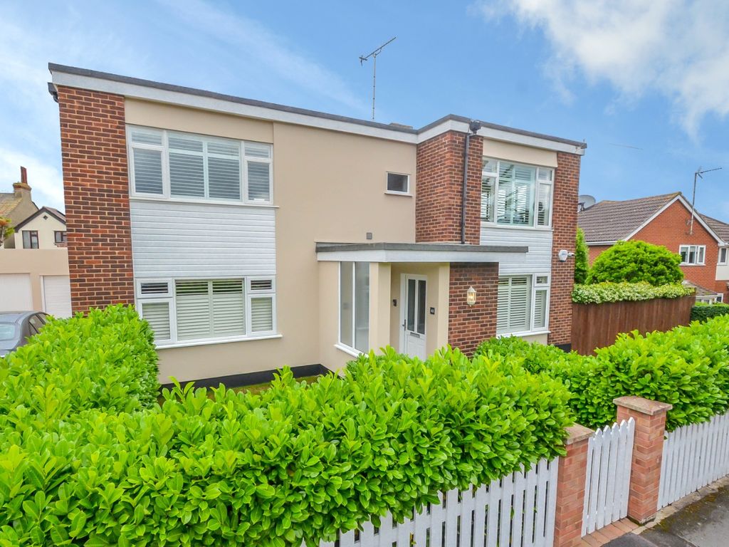 2 bed flat for sale in Salisbury Road, LeighOnSea, Essex SS9, £