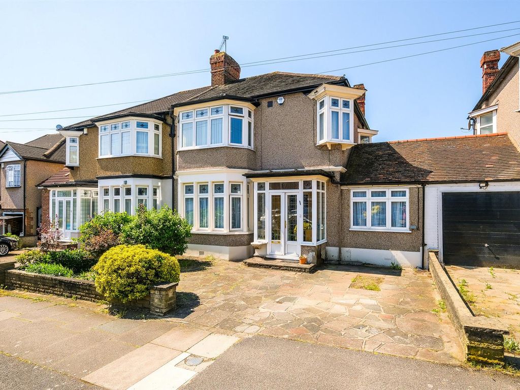 3 bed end terrace house for sale in Fernhall Drive, Ilford IG4, £