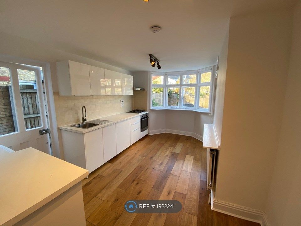 2 bed to rent in Leyton Park Road, London E10, £1,900 pcm Zoopla