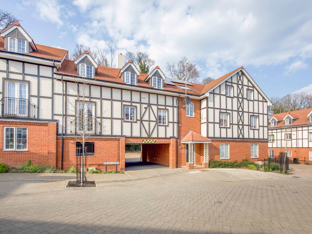 2 bed flat for sale in Grange Road, Chalfont St. Peter, Gerrards Cross