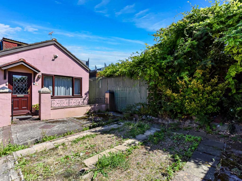 3 bed property for sale in Chestnut Villas, Pier Approach Road