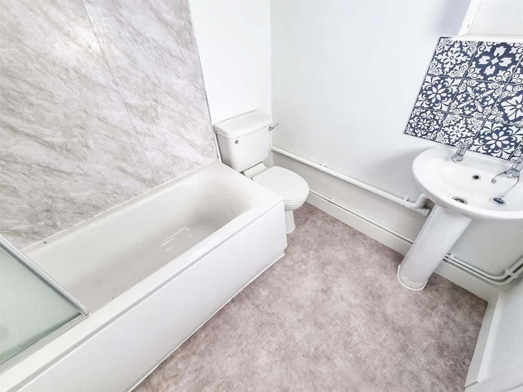 3 bed property to rent in Glanville Road, Gillingham ME7, £1,370 pcm