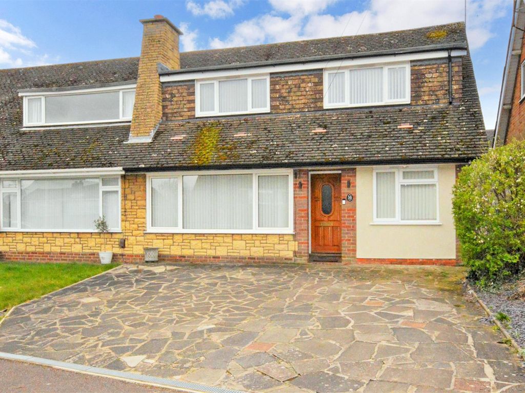 3 bed semidetached house for sale in Howard Place, Dunstable