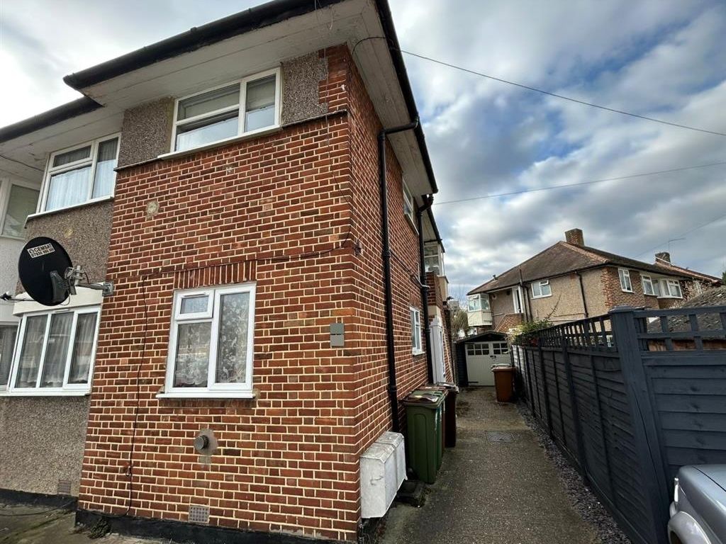 3 bed for sale in Reynolds Close, Carshalton, Surrey SM5