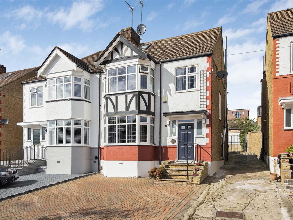 4 bed semidetached house for sale in Willow Walk, London N21, £850,000