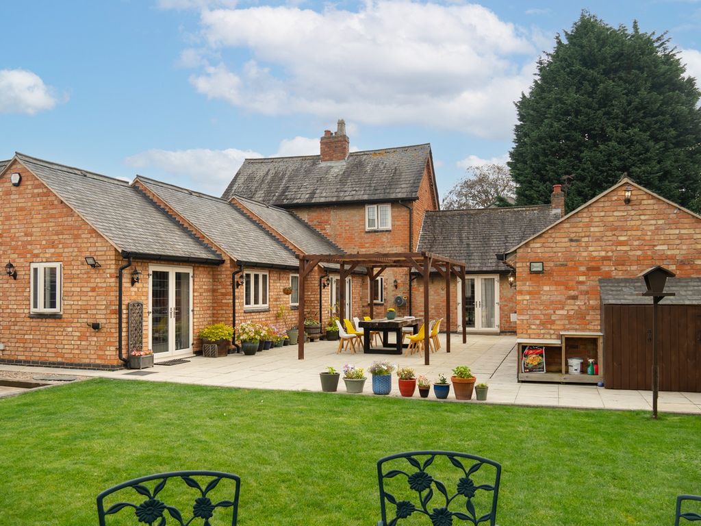 3 bed detached house for sale in Pine Tree Avenue, Humberstone LE5, £