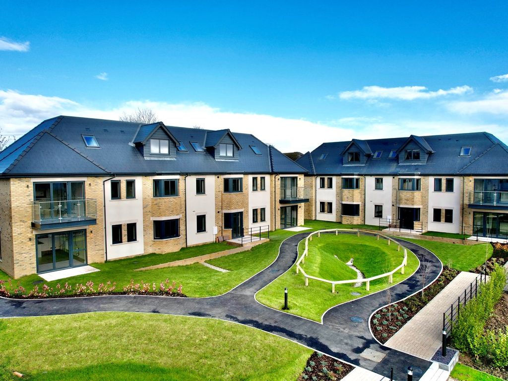 2 bed flat for sale in Oakley Court, Rogerstone, Newport NP10, £220,000