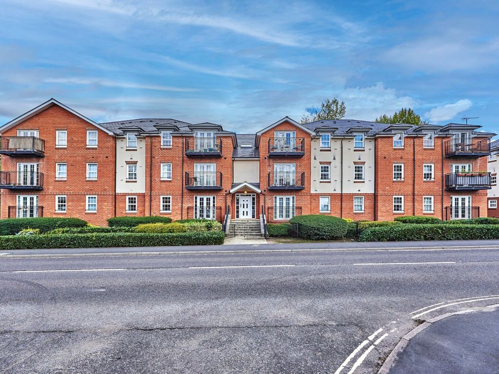 2 bed flat for sale in Stephens Court, Station Road, Harpenden