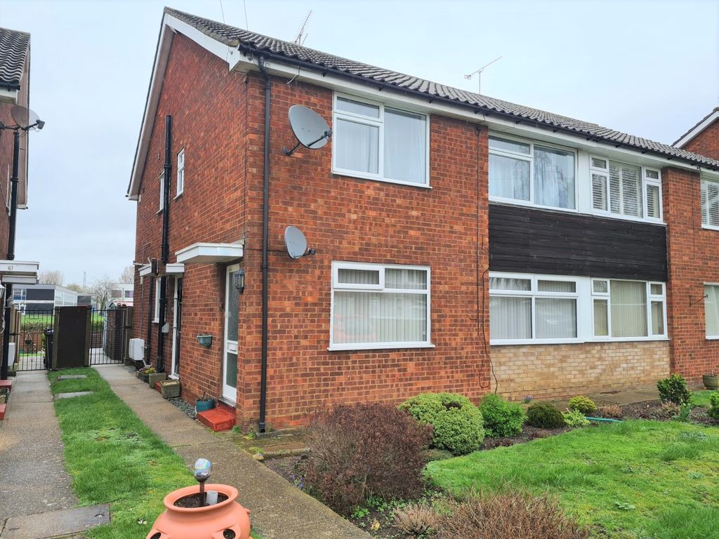 2 bed to rent in Stains Close, Waltham Cross, Cheshunt EN8