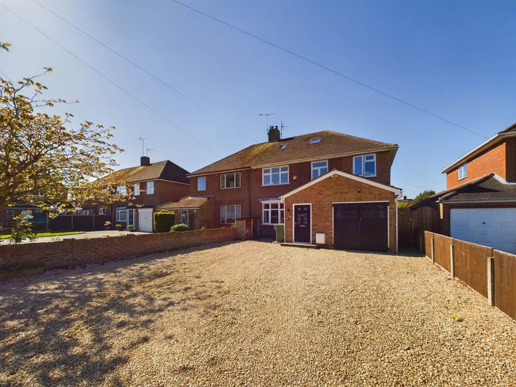 4 bed semidetached house for sale in Como Road, Broughton, Aylesbury