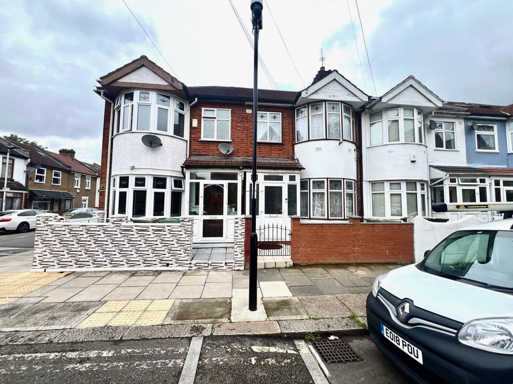 4 bed terraced house for sale in Southern Road, London E13, £450,000