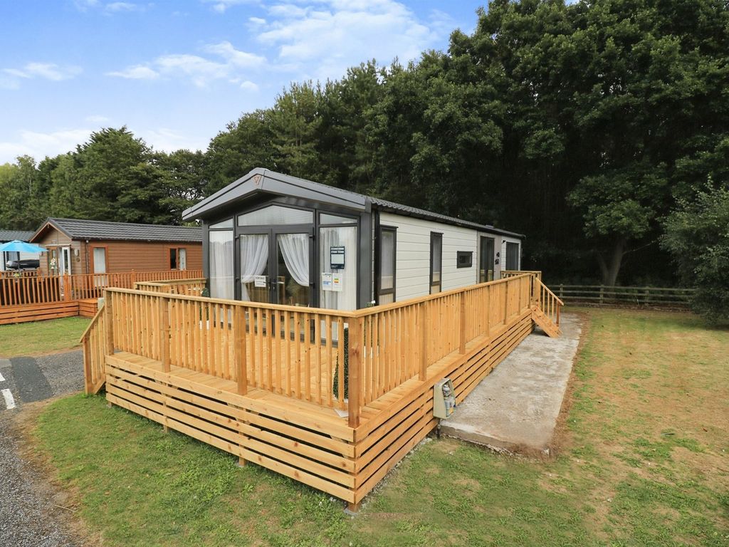 2 bed mobile/park home for sale in Hull Road, Wilberfoss, York YO41